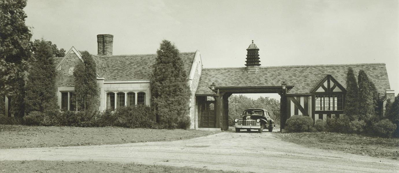 1947年的门屋外观和汽车